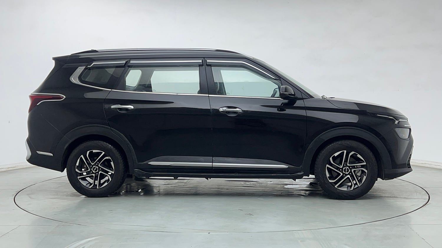 Used 2022 Kia Carens Luxury Plus 1.4 Petrol DCT 7 STR Petrol Automatic exterior RIGHT SIDE VIEW