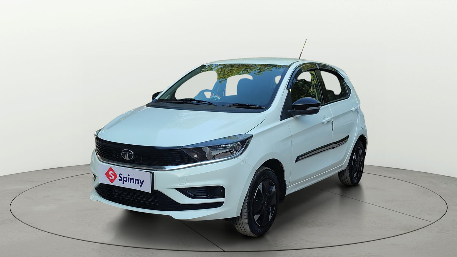 Used 2025 Tata Tiago XT Petrol Manual exterior LEFT FRONT CORNER VIEW