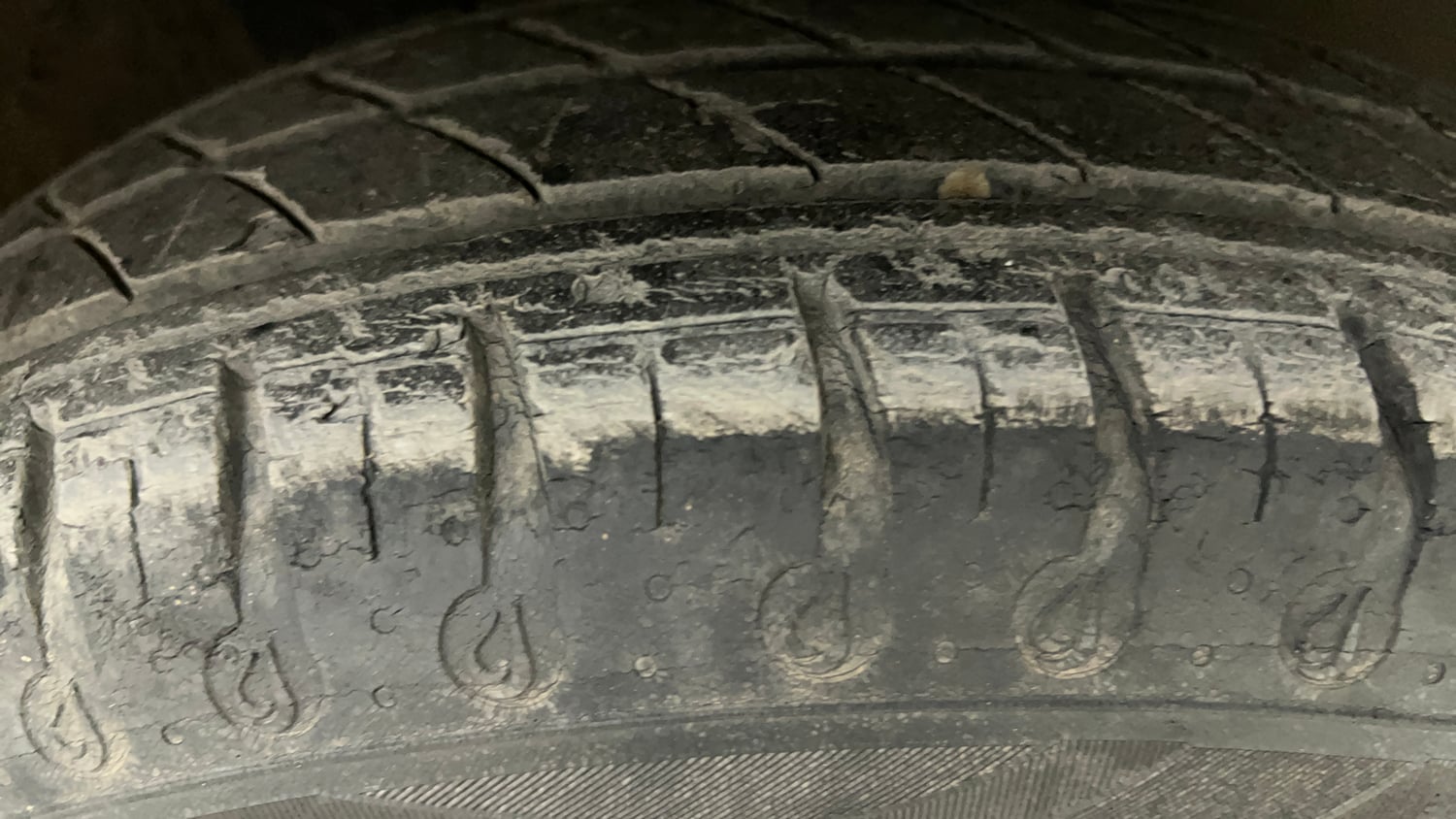 Used 2020 Renault Kwid 1.0 RXT AMT Opt Petrol Automatic tyres RIGHT FRONT TYRE TREAD VIEW