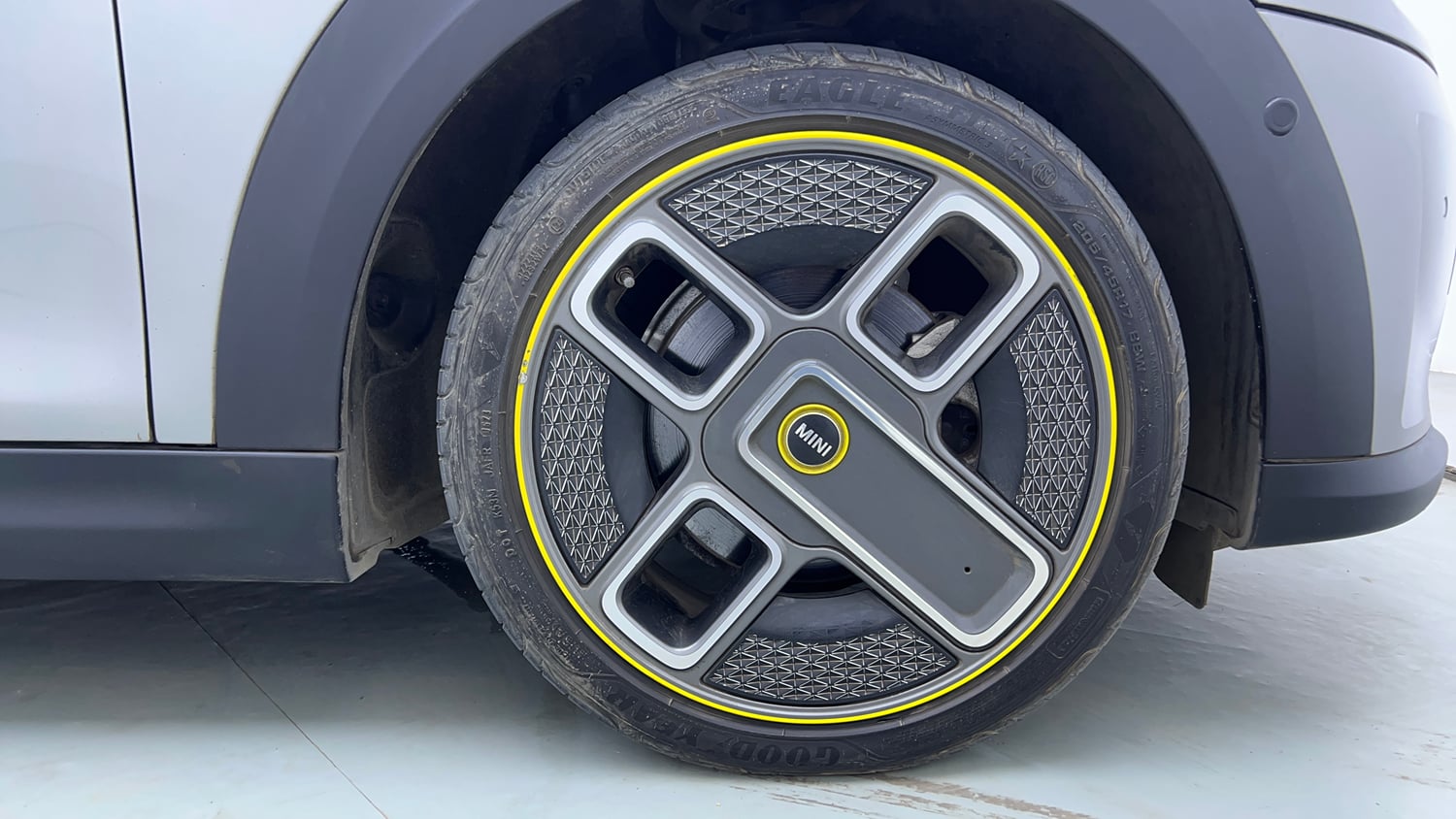 Used 2023 Mini Cooper SE 3-Door Electric Automatic tyres RIGHT FRONT TYRE RIM VIEW