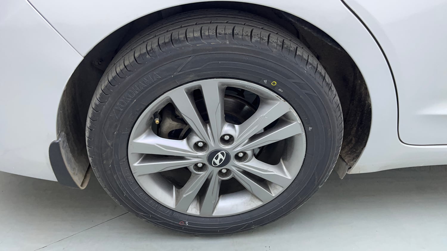 Used 2017 Hyundai Elantra 2.0 SX (O) AT Petrol Automatic tyres RIGHT REAR TYRE RIM VIEW