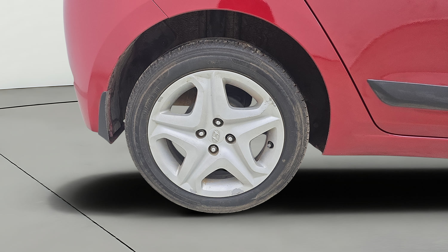 Used 2017 Hyundai Elite i20 Asta 1.2 Petrol Manual tyres RIGHT REAR TYRE RIM VIEW