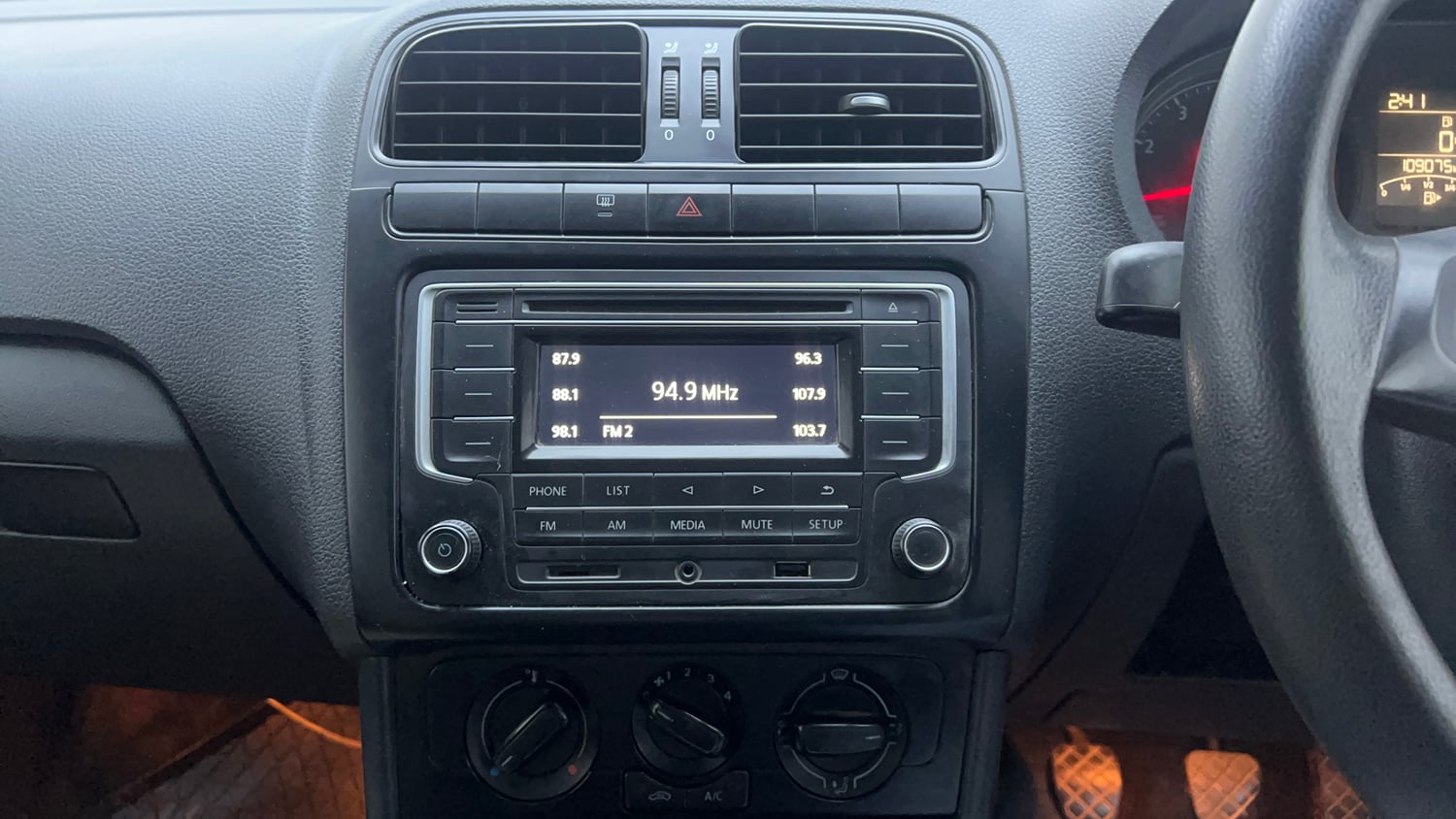 Used 2017 Volkswagen Polo Comfortline 1.2L (P) Petrol Manual interior MUSIC SYSTEM & AC CONTROL VIEW