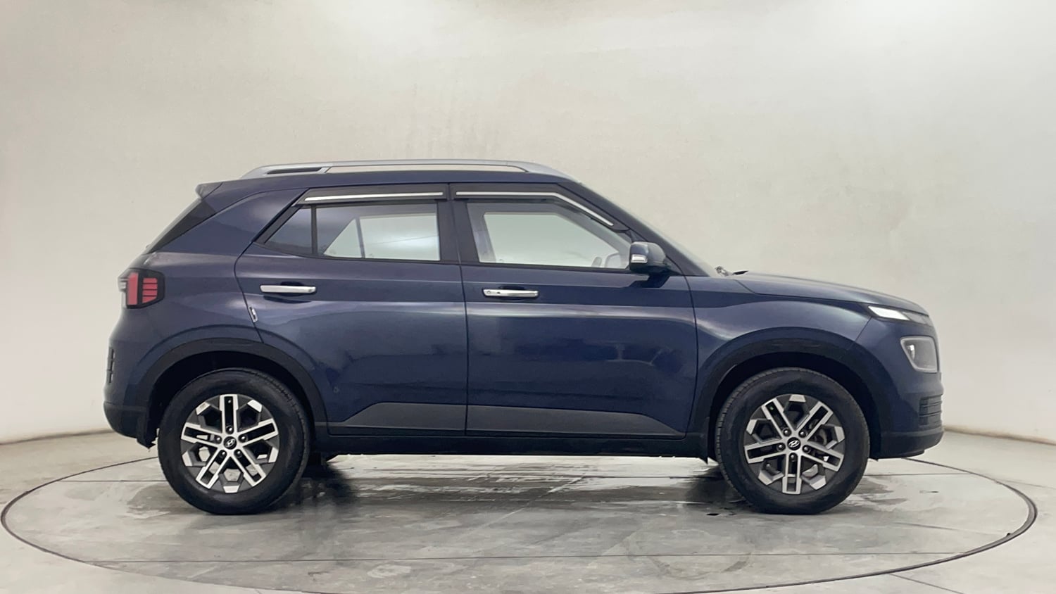 Used 2023 Hyundai Venue SX (O) 1.5 CRDi Diesel Manual exterior RIGHT SIDE VIEW