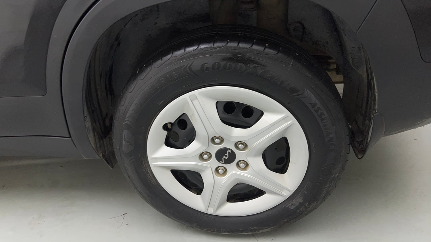 Used 2025 Kia Seltos HTE (O)1.5 Petrol MT Petrol Manual tyres LEFT REAR TYRE RIM VIEW