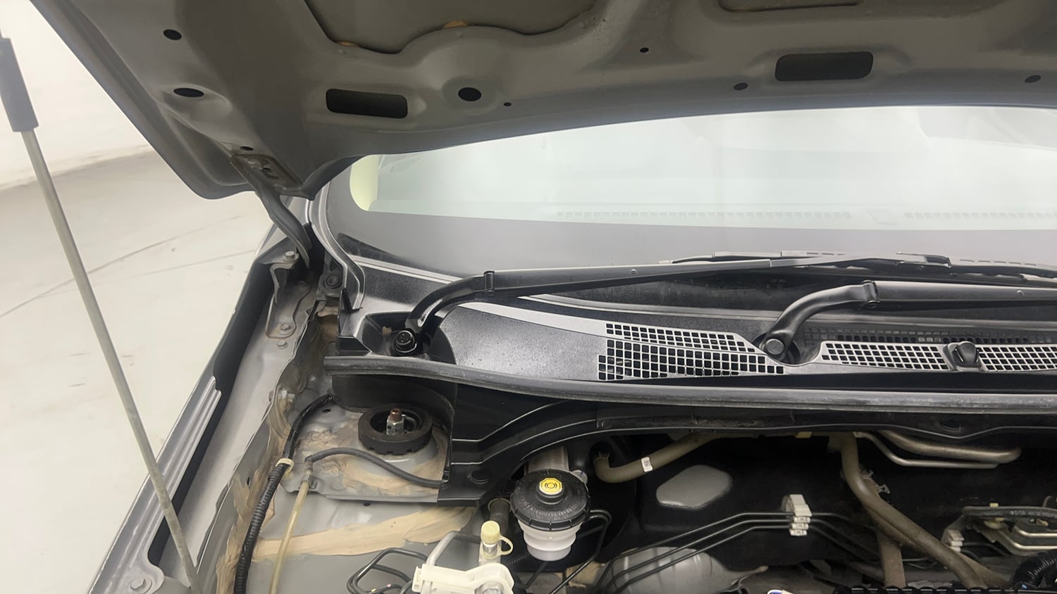Used 2023 Honda Amaze VX 1.2 Petrol CVT Petrol Automatic engine ENGINE RIGHT SIDE HINGE & APRON VIEW