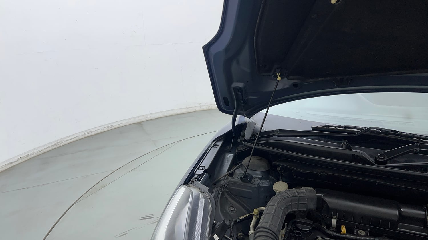 Used 2020 Maruti Suzuki Baleno Delta Petrol Manual engine ENGINE RIGHT SIDE HINGE & APRON VIEW