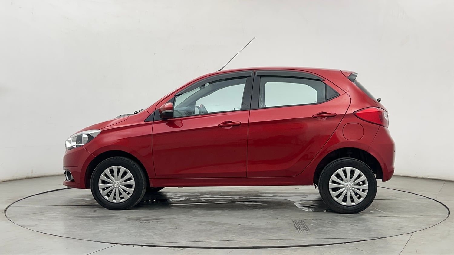 Used 2017 Tata Tiago Revotron XZ w/o Alloy Petrol Manual exterior LEFT SIDE VIEW