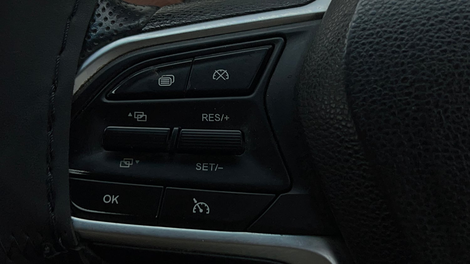 Used 2020 MG Motors Hector Plus Sharp 1.5 DCT Petrol Petrol Automatic top_features Cruise control