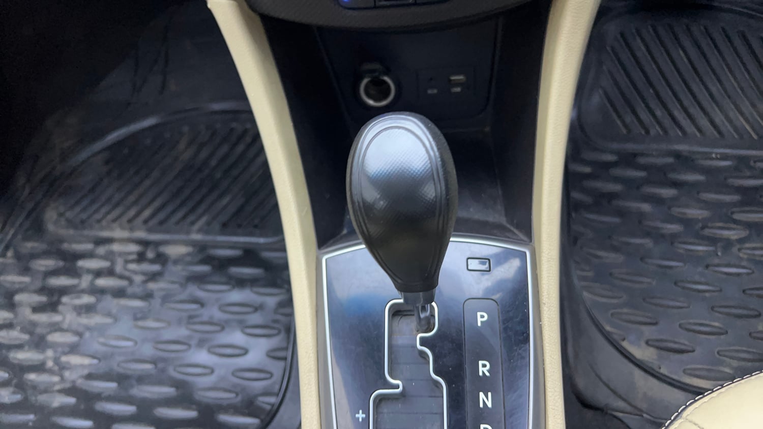 Used 2016 Hyundai Verna 1.6 VTVT SX AT Petrol Automatic interior GEAR  KNOB VIEW