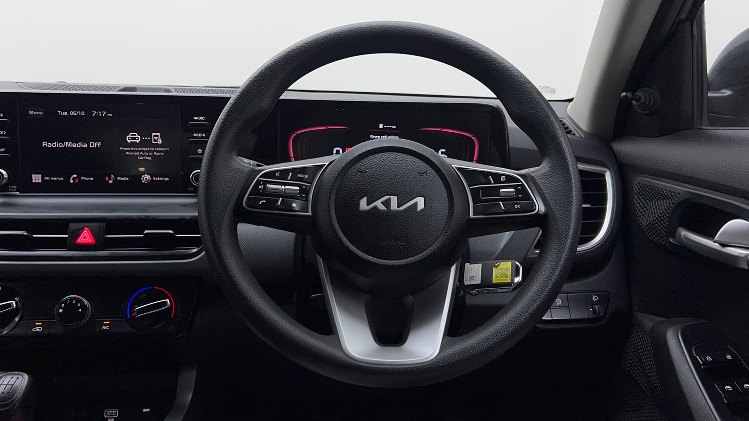 Used 2025 Kia Seltos HTE (O)1.5 Petrol MT Petrol Manual interior STEERING VIEW