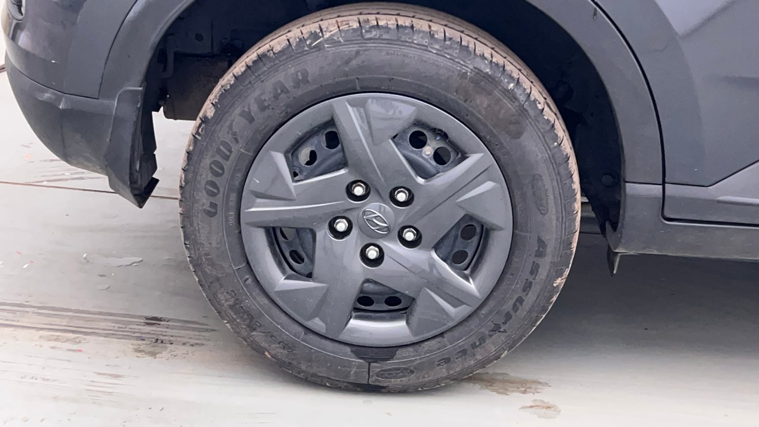 Used 2025 Hyundai Venue S 1.2 Petrol Petrol Manual tyres RIGHT REAR TYRE RIM VIEW