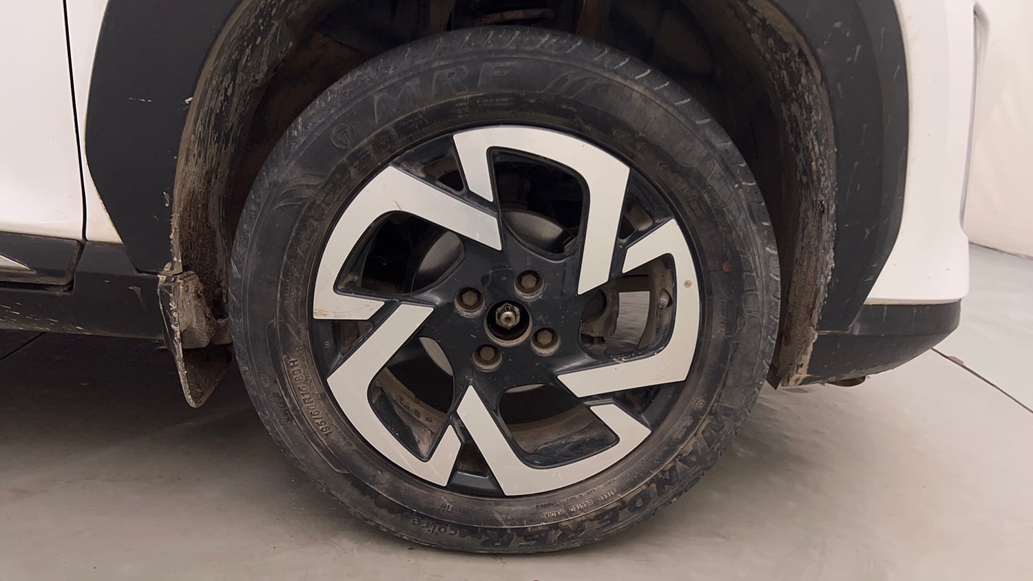Used 2022 Nissan Magnite XV Premium Turbo Petrol Manual tyres RIGHT FRONT TYRE RIM VIEW