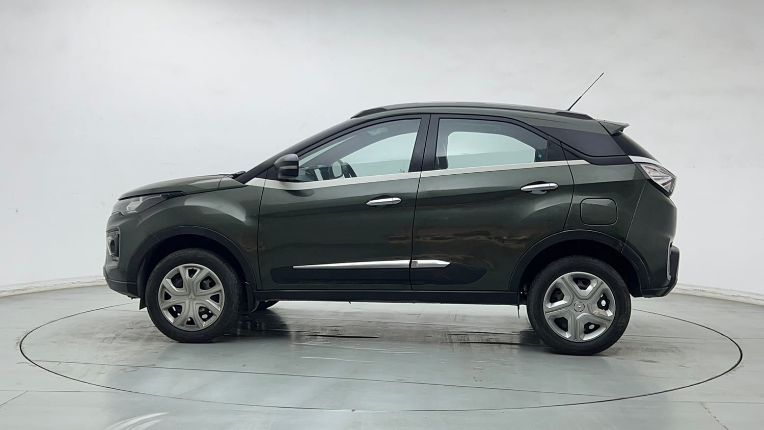 Used 2022 Tata Nexon XM (S) Petrol Manual exterior LEFT SIDE VIEW
