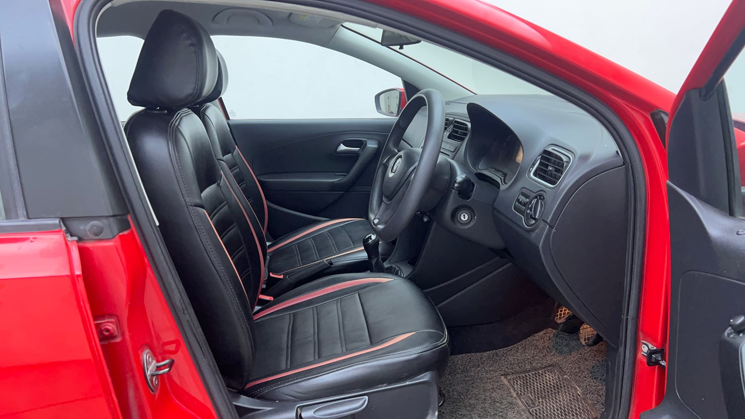 Used 2019 Volkswagen Polo Comfortline 1.0L (P) Petrol Manual interior RIGHT SIDE FRONT DOOR CABIN VIEW