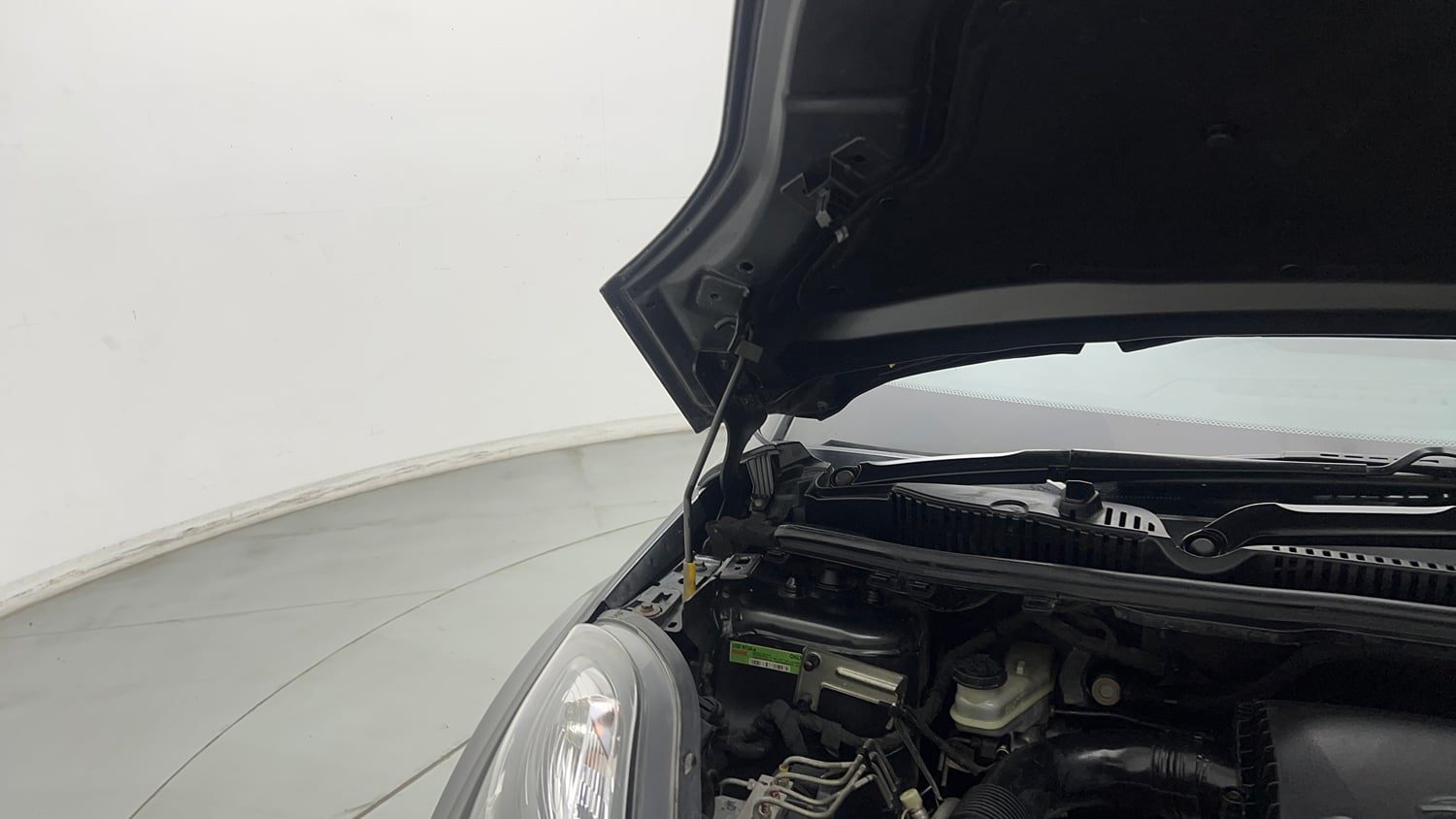 Used 2018 Tata Nexon XM Petrol Manual engine ENGINE RIGHT SIDE HINGE & APRON VIEW