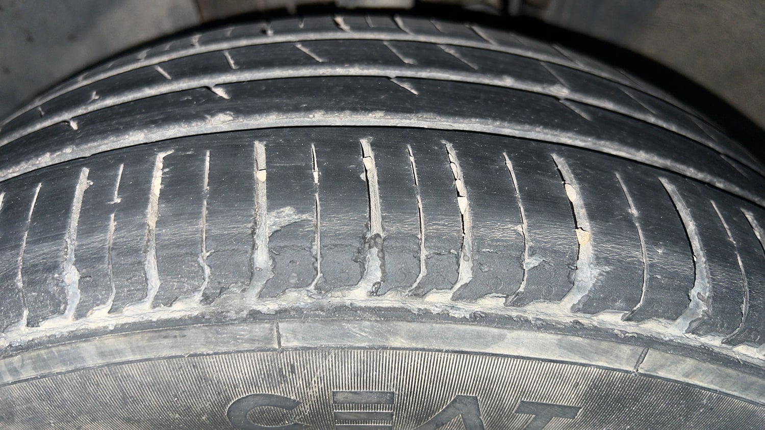 Used 2020 Renault Triber RXZ Petrol Manual tyres LEFT FRONT TYRE TREAD VIEW