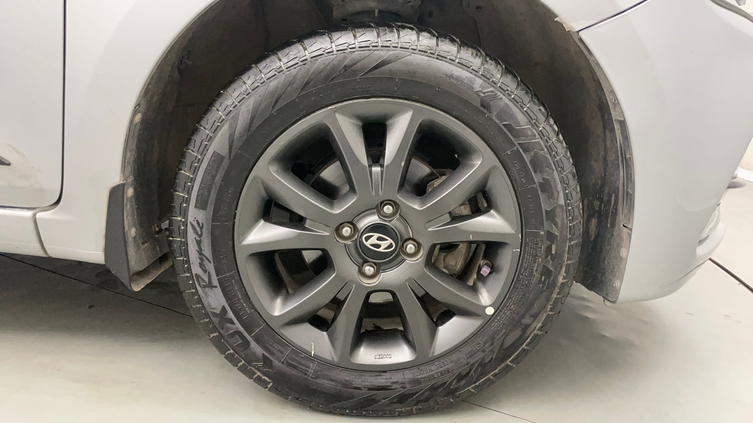 Used 2020 Hyundai Elite i20 Sportz Plus 1.2 Petrol Manual tyres RIGHT FRONT TYRE RIM VIEW