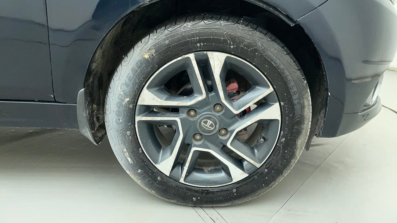Used 2019 Tata Tigor Revotron XZA Petrol Automatic tyres RIGHT FRONT TYRE RIM VIEW
