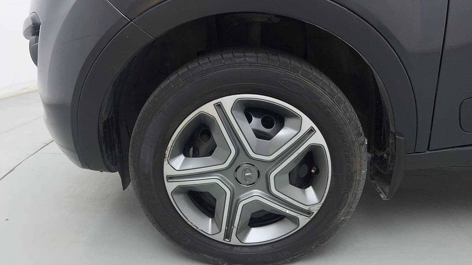 Used 2018 Tata Nexon XM Petrol Manual tyres LEFT FRONT TYRE RIM VIEW