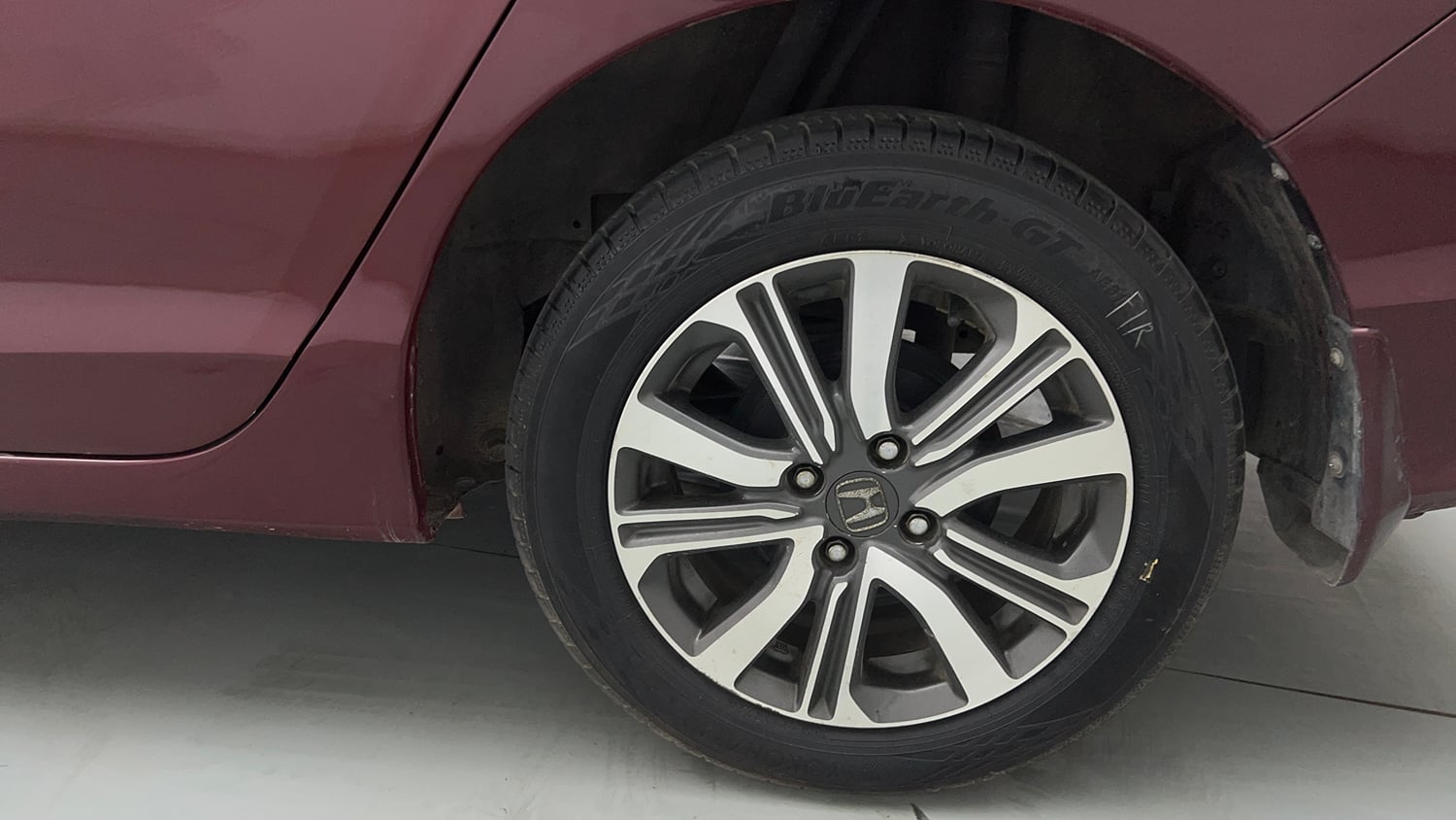 Used 2017 Honda City V Petrol Petrol Manual tyres LEFT REAR TYRE RIM VIEW