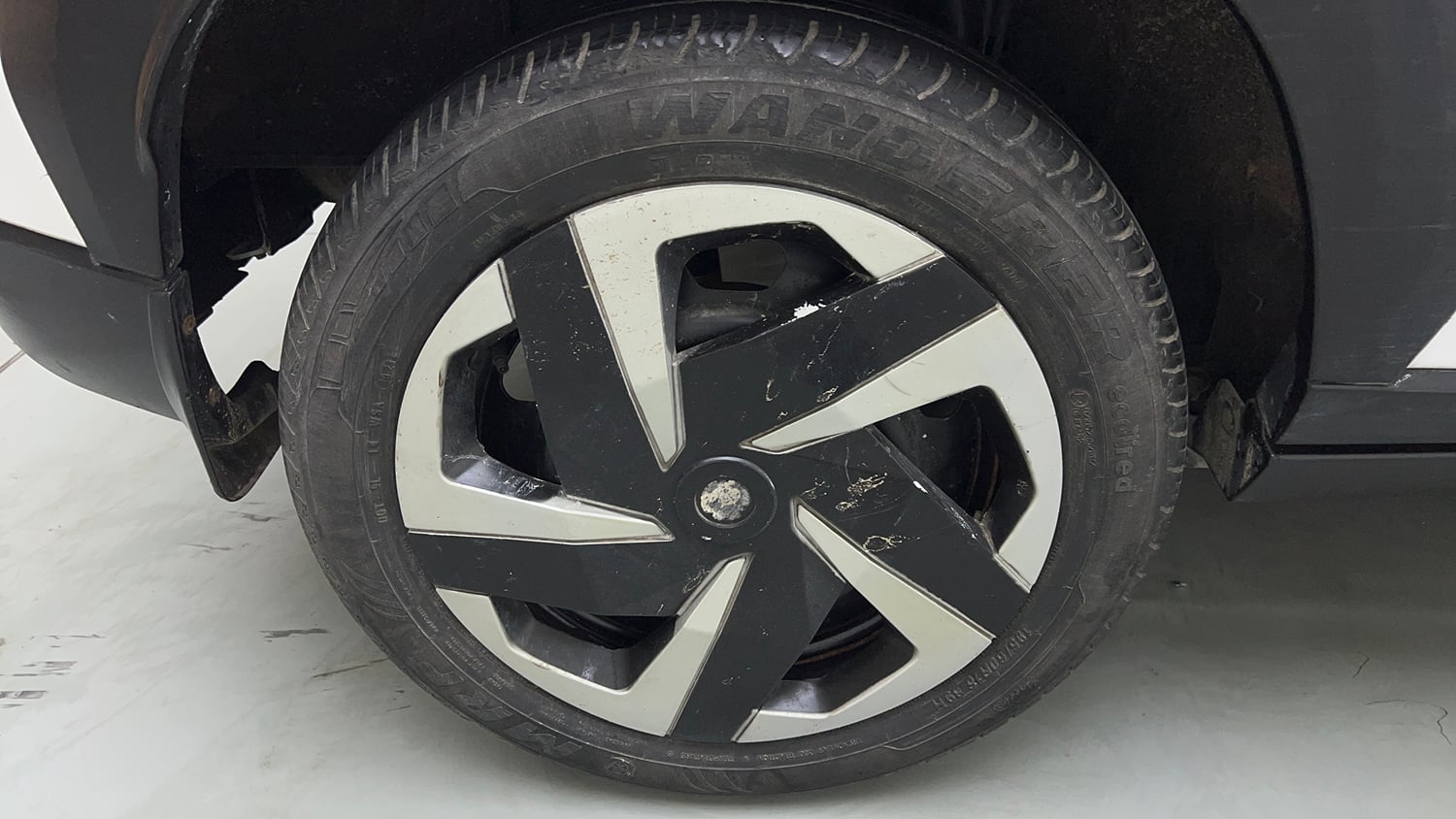 Used 2021 Nissan Magnite XE Petrol Manual tyres RIGHT REAR TYRE RIM VIEW