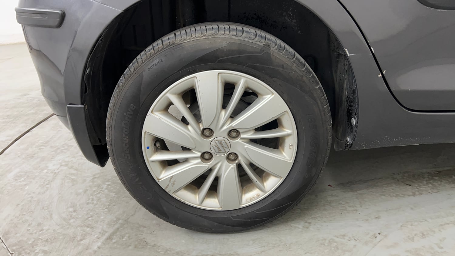 Used 2015 Maruti Suzuki Swift ZDi Diesel Manual tyres RIGHT REAR TYRE RIM VIEW