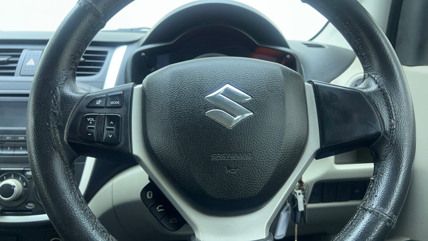 Used 2016 Maruti Suzuki Celerio ZXi AMT Petrol Automatic top_features Steering mounted controls