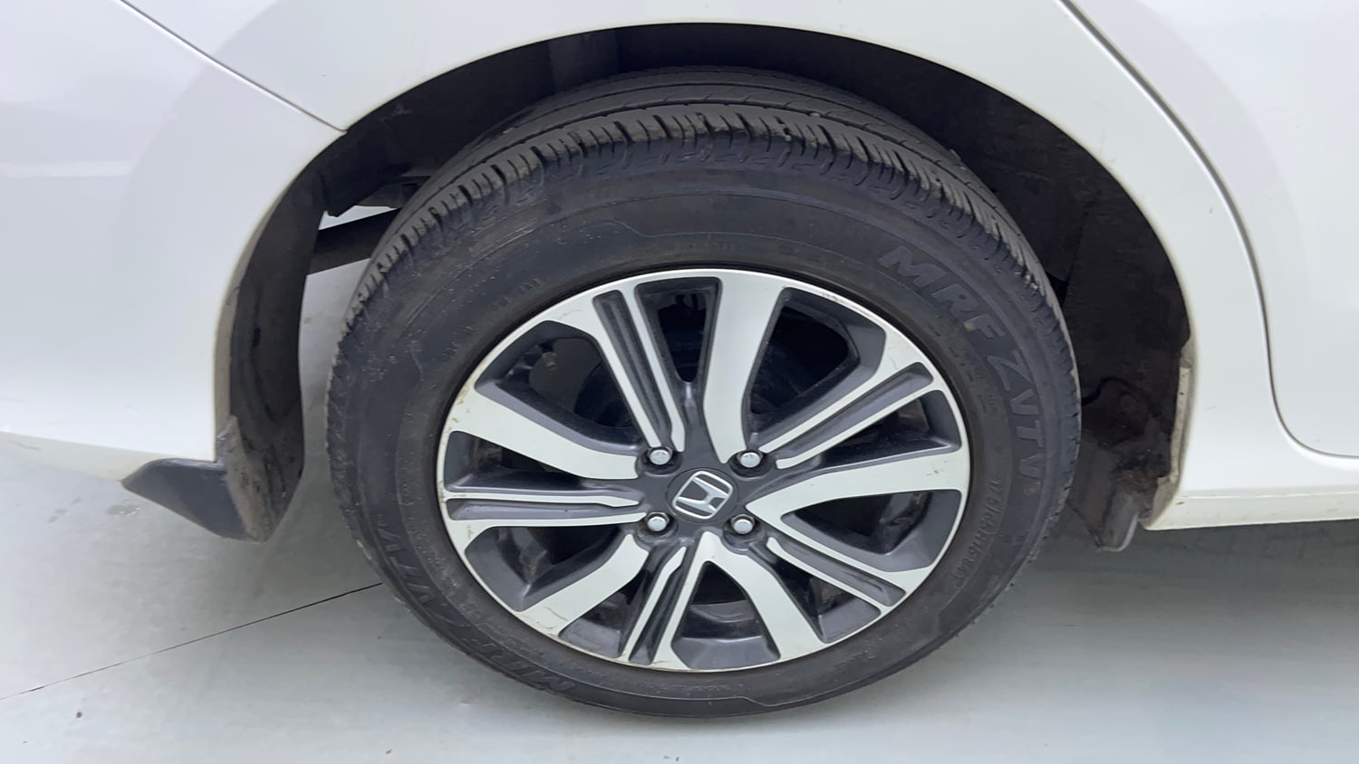 Used 2023 Honda Amaze VX 1.2 Petrol CVT Petrol Automatic tyres RIGHT REAR TYRE RIM VIEW
