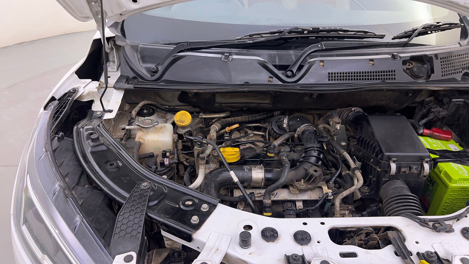 Used 2022 Nissan Magnite XV Premium Turbo Petrol Manual engine ENGINE RIGHT SIDE HINGE & APRON VIEW
