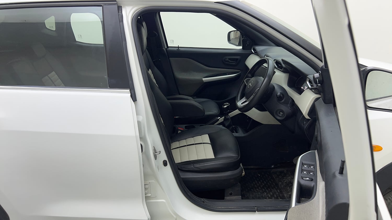 Used 2021 Nissan Magnite XE Petrol Manual interior RIGHT SIDE FRONT DOOR CABIN VIEW