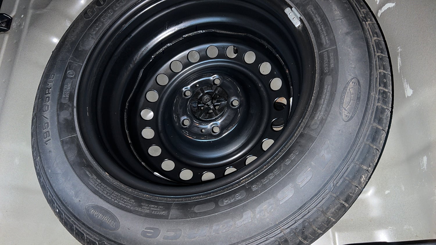 Used 2022 Kia Sonet HTX 1.5 AT Diesel Automatic tyres SPARE TYRE VIEW