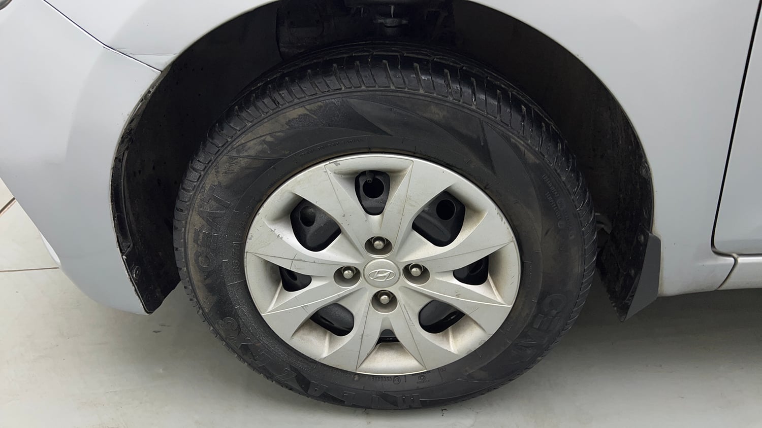 Used 2019 Hyundai Elite i20 Magna Executive 1.2 Petrol Manual tyres LEFT FRONT TYRE RIM VIEW