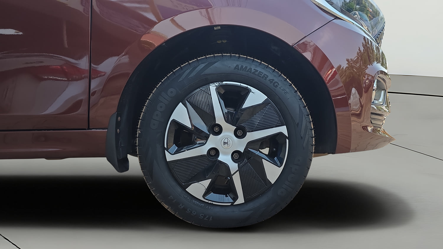 Used 2025 Tata Tigor XZA Plus iCNG Cng Automatic tyres RIGHT FRONT TYRE RIM VIEW