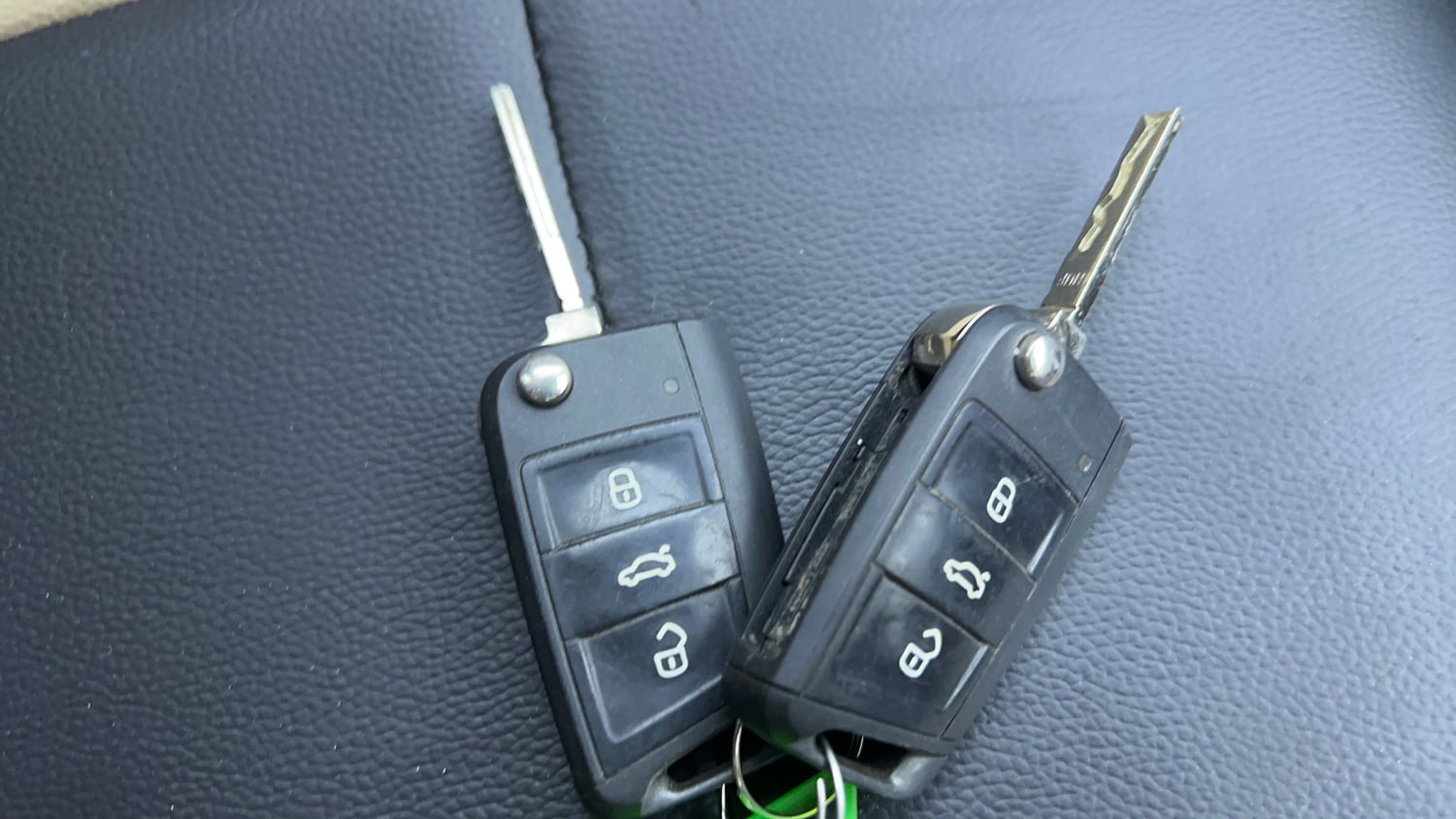 Used 2023 Volkswagen Virtus Highline 1.0 TSI AT Petrol Automatic extra CAR KEY VIEW
