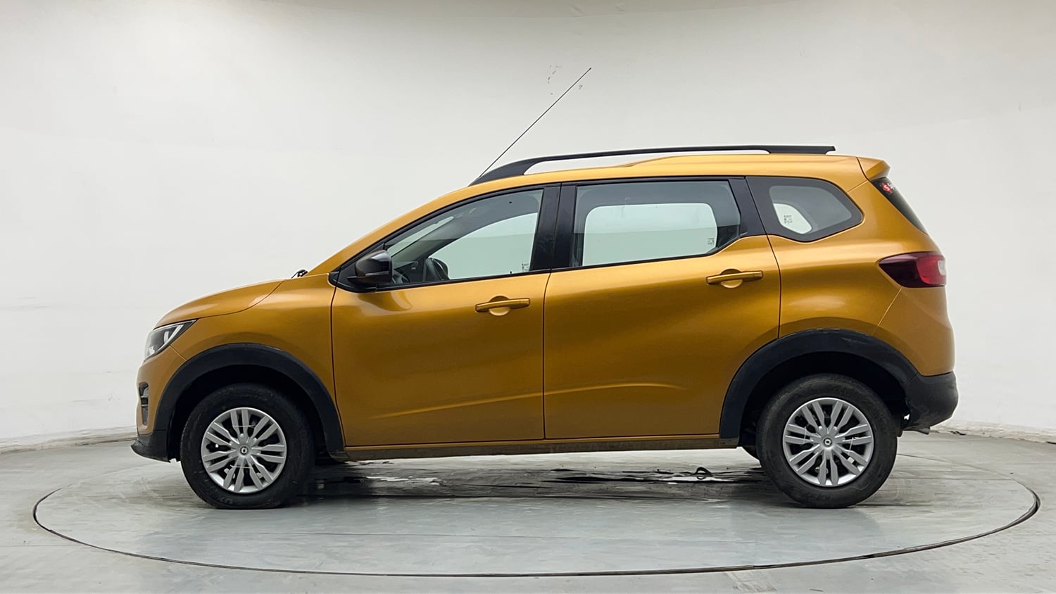 Used 2022 Renault Triber RXT Petrol Manual exterior LEFT SIDE VIEW