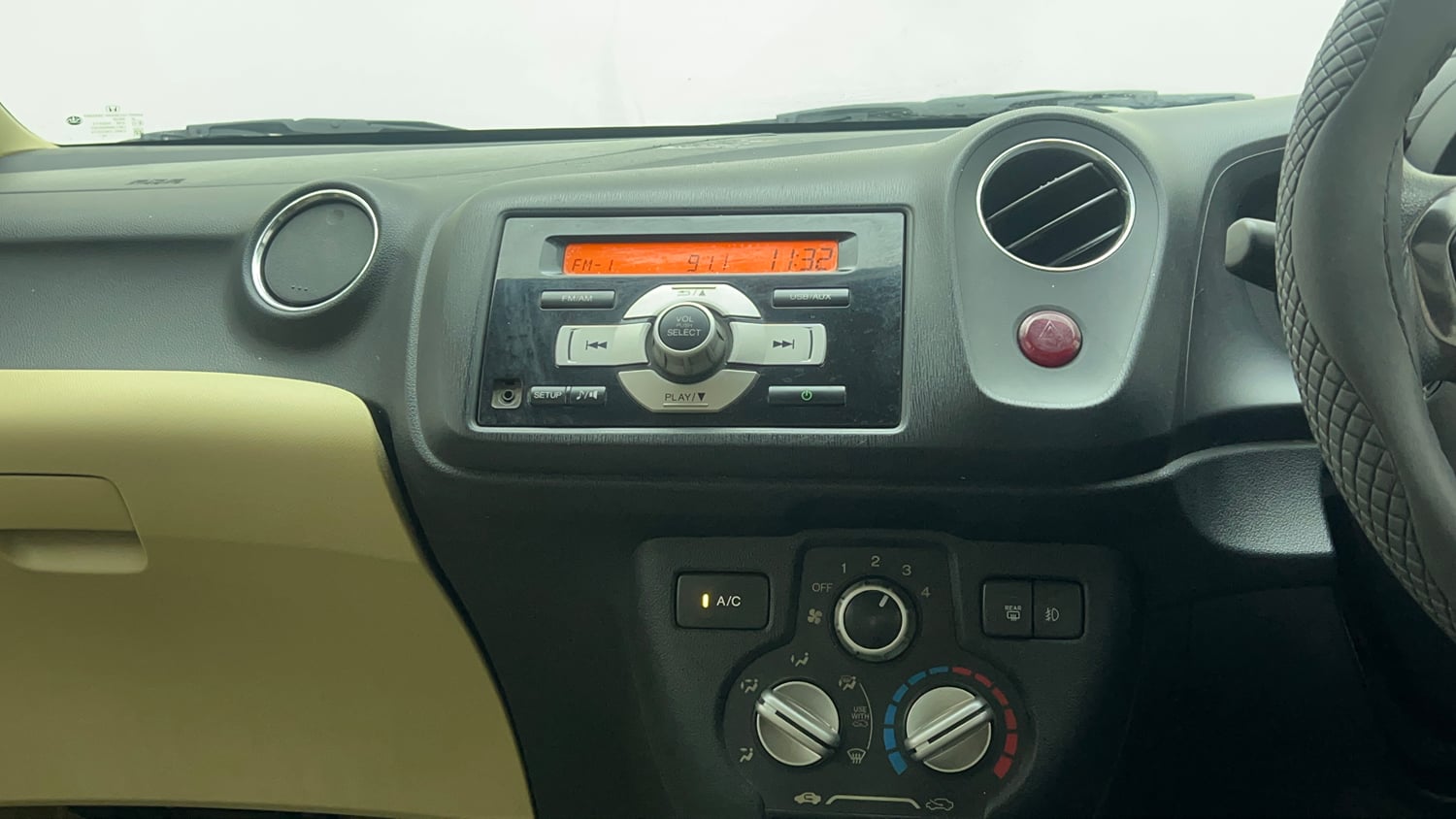 Used 2015 Honda Amaze 1.2 VX AT i-VTEC Petrol Automatic top_features Integrated (in-dash) music system