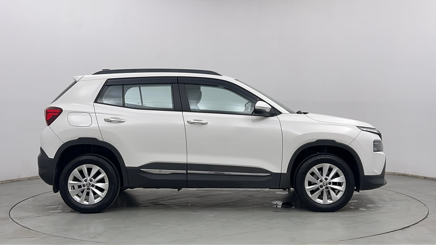 Used 2025 Skoda Kylaq Signature Plus AT Petrol Automatic exterior RIGHT SIDE VIEW