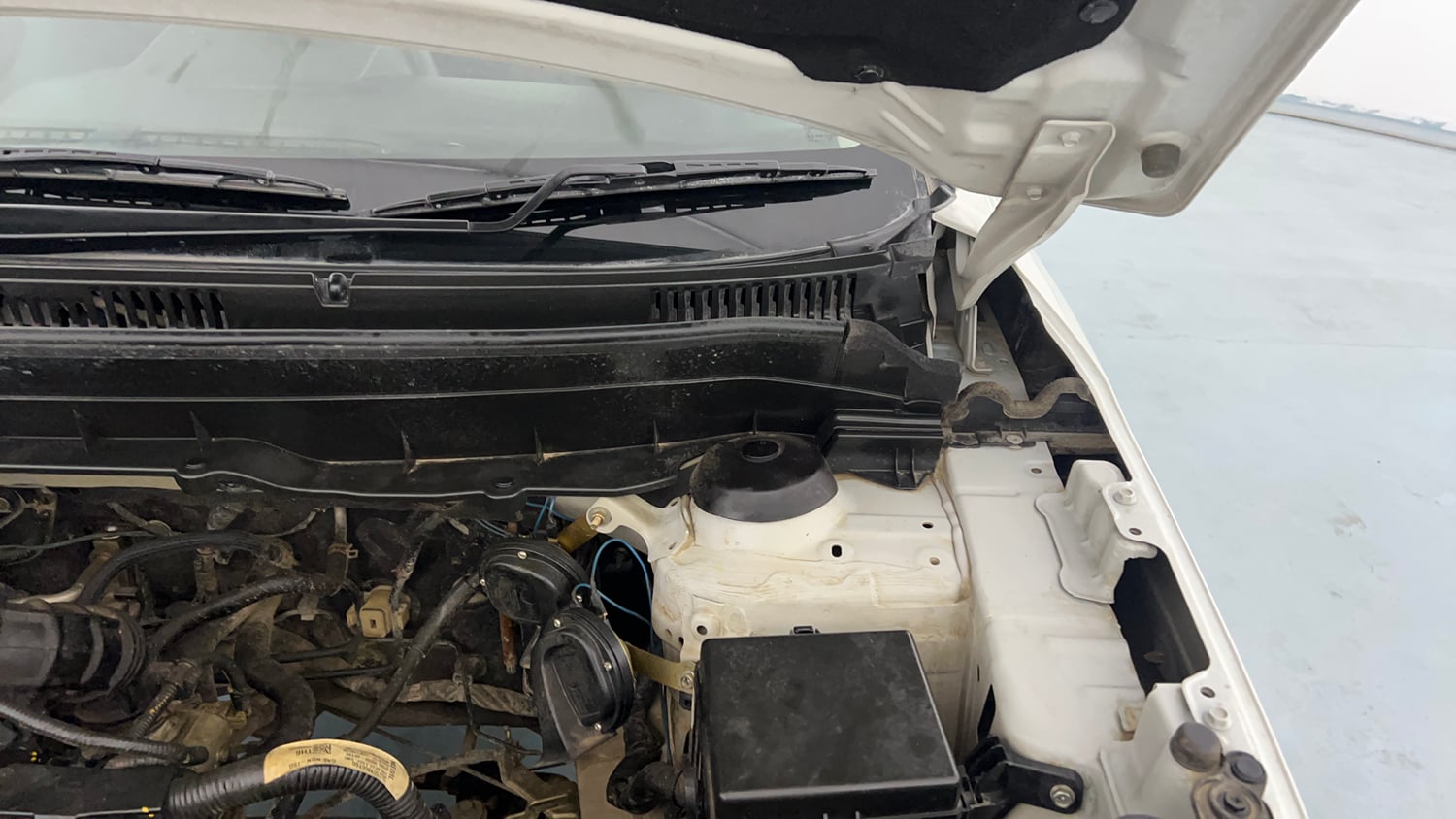 Used 2023 Maruti Suzuki Brezza ZXi Plus Petrol Manual engine ENGINE LEFT SIDE HINGE & APRON VIEW