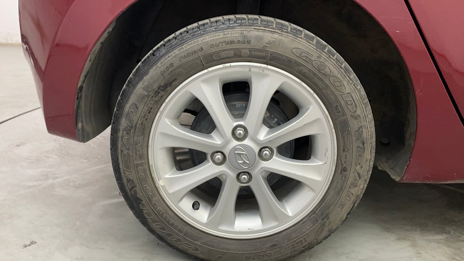 Used 2015 Hyundai Grand i10 Asta AT 1.2 Kappa VTVT Petrol Automatic tyres RIGHT REAR TYRE RIM VIEW