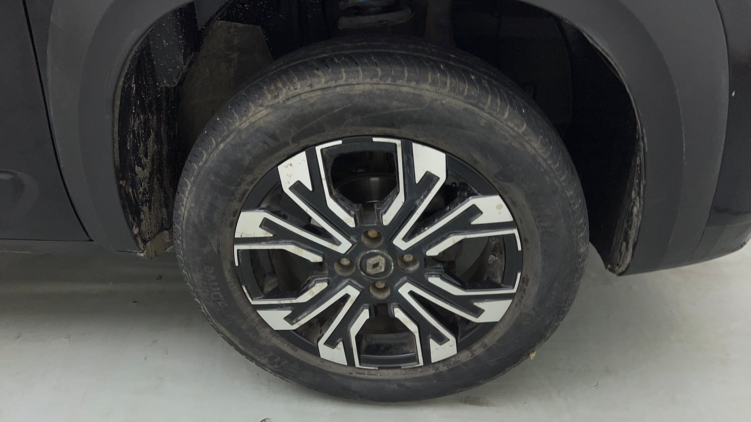Used 2023 Renault Kiger RXZ MT Petrol Manual tyres RIGHT FRONT TYRE RIM VIEW