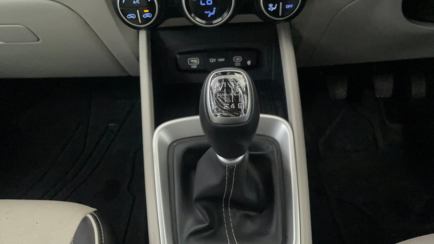 Used 2023 Hyundai Venue SX (O) 1.5 CRDi Diesel Manual interior GEAR  KNOB VIEW