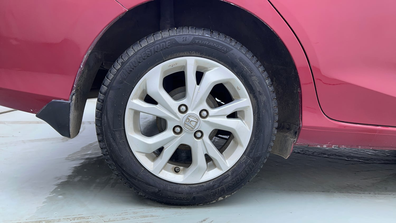 Used 2020 Honda Amaze Exclusive Edition CVT Petrol Petrol Automatic tyres RIGHT REAR TYRE RIM VIEW