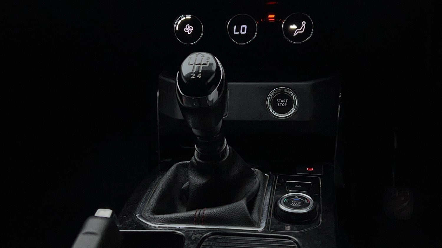 Used 2023 Renault Kiger RXZ MT Petrol Manual interior GEAR  KNOB VIEW