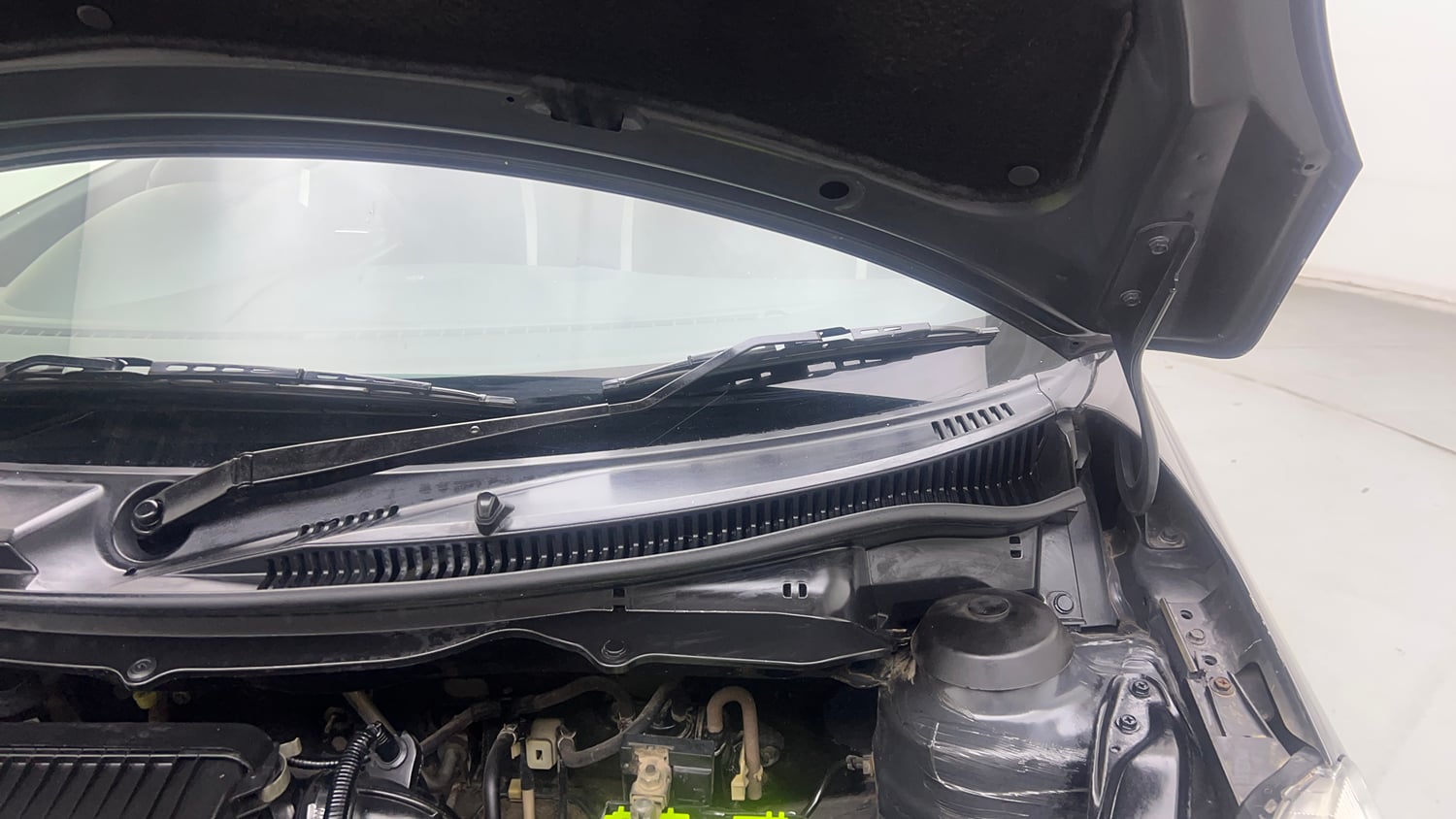 Used 2015 Maruti Suzuki Swift VXi Petrol Manual engine ENGINE LEFT SIDE HINGE & APRON VIEW