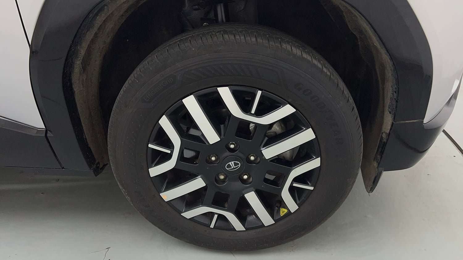 Used 2026 Tata Sierra Pure + P DCA Petrol Petrol Automatic tyres RIGHT FRONT TYRE RIM VIEW