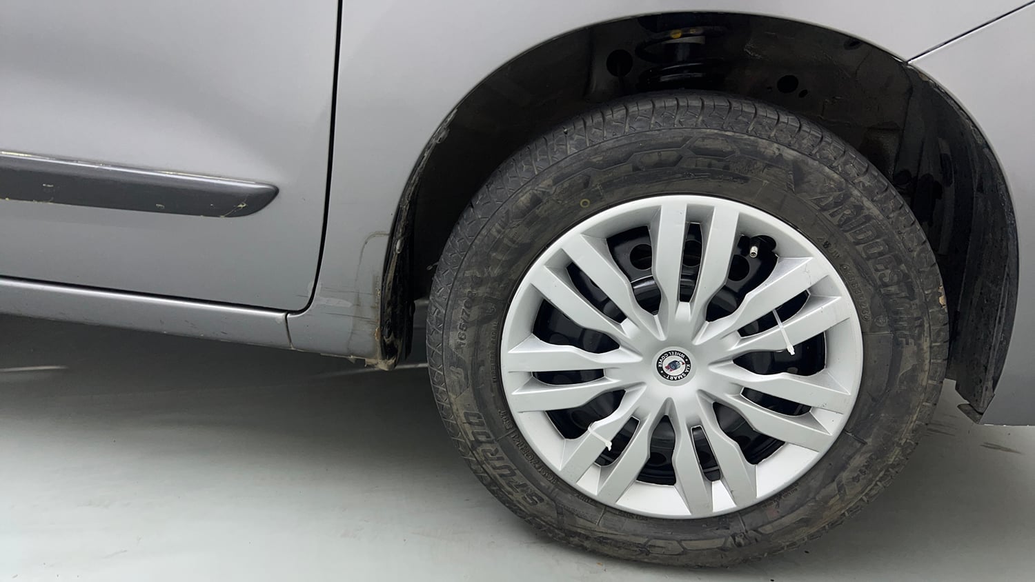 Used 2016 Maruti Suzuki Wagon R 1.0 VXI AMT Petrol Automatic tyres RIGHT FRONT TYRE RIM VIEW