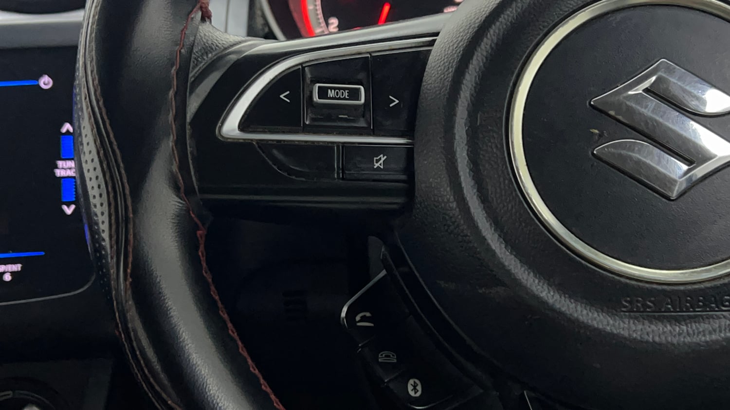 Used 2021 Maruti Suzuki Swift VXi AMT Petrol Automatic top_features Steering mounted controls