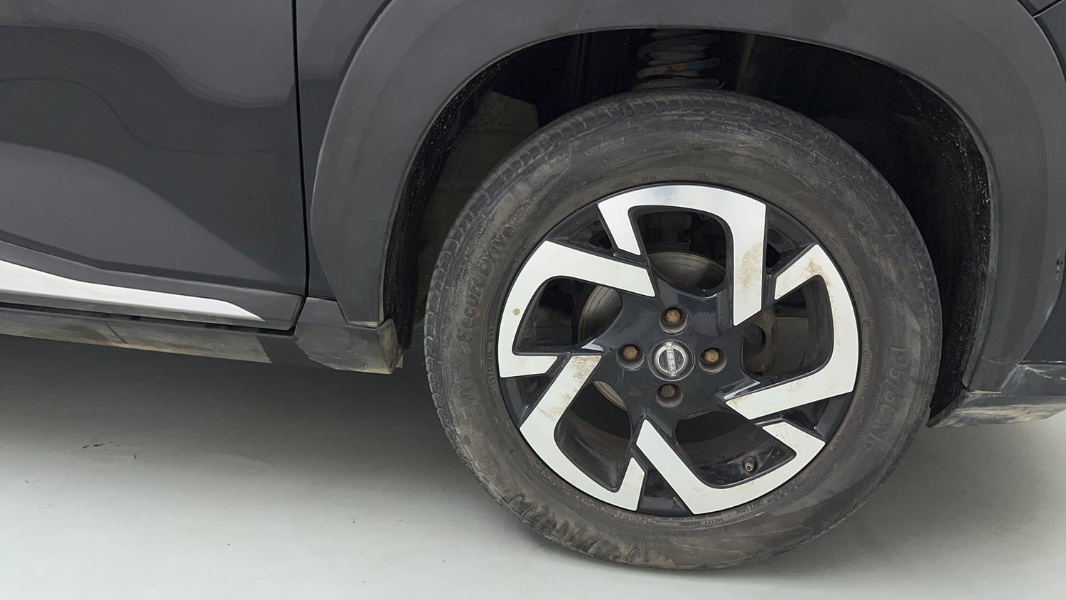 Used 2022 Nissan Magnite XV Premium Turbo CVT Petrol Automatic tyres RIGHT FRONT TYRE RIM VIEW