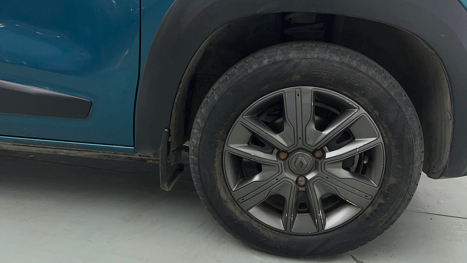 Used 2021 Renault Kwid CLIMBER 1.0 AMT Opt Petrol Automatic tyres RIGHT FRONT TYRE RIM VIEW